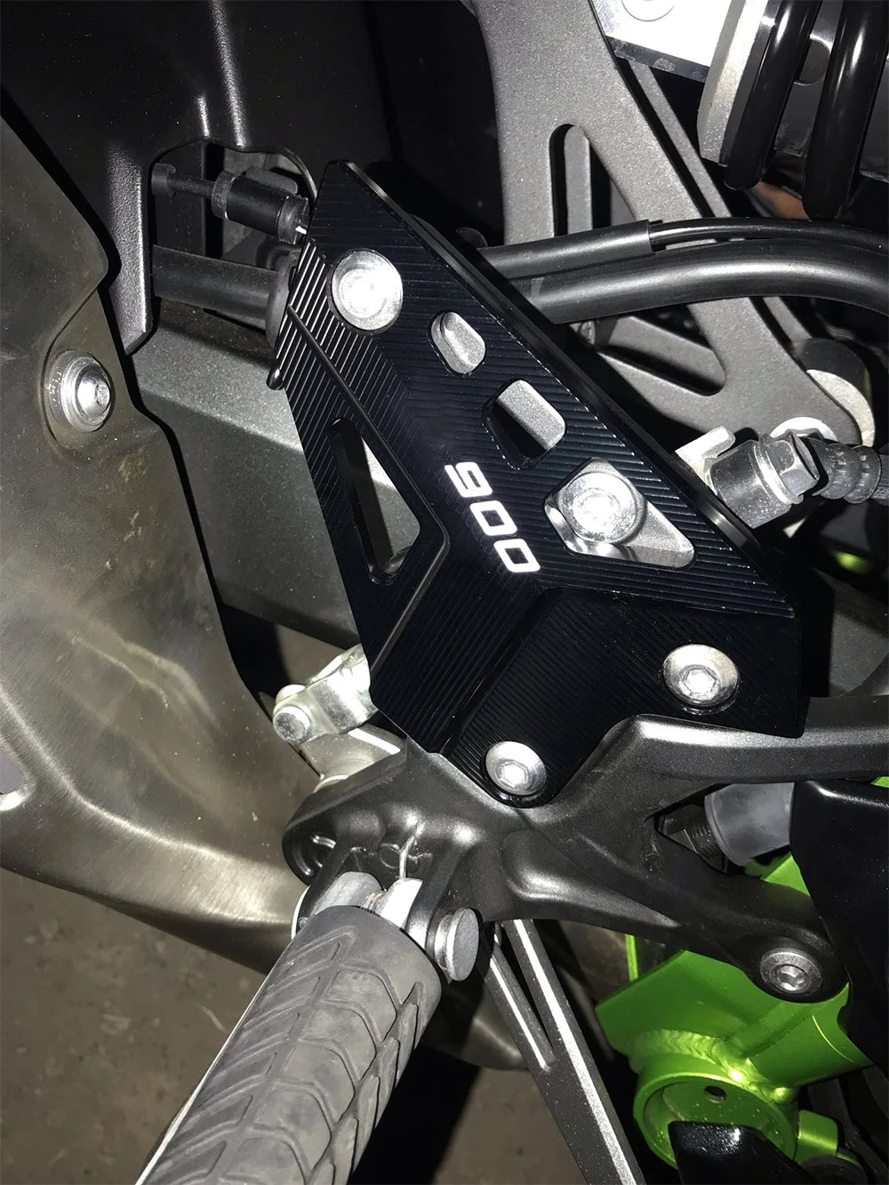 Kawasaki Z900 2017–2024 Rear Footpeg Heel Guard Plates CNC Alloy – All Colours